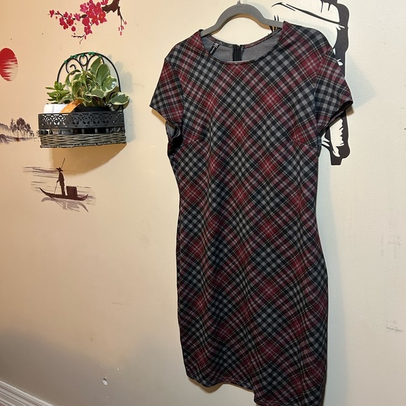 Black and Red Checkered Pattern Dress - Picture 1 of 6